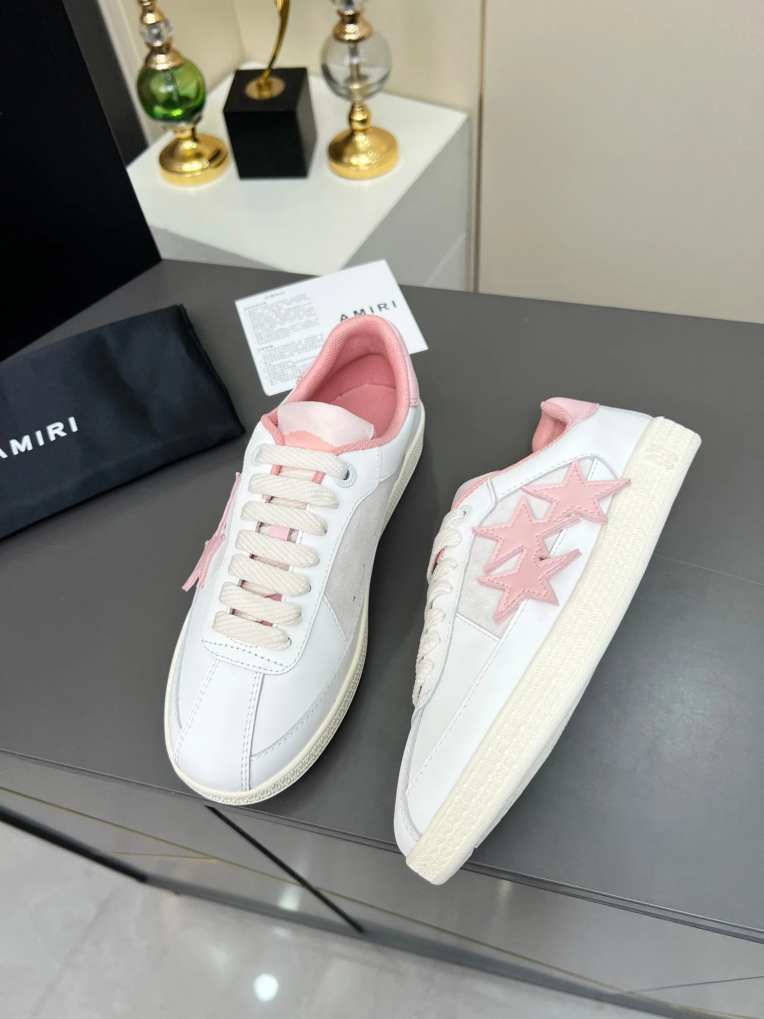 Men's Men's Shoes 💰580 Bone Shoes · AMIRI Skel-Top AMIRI 🔥 launches a new "ThePacific" series of low-top casual sports moral training shoes in the early spring of 2025. This iconic shoe covers men's and women's shoes, drawing inspiration from the brand's classic sports style and elegantly integrating West Coast style. "The Pacific" contrasting five-pointed star series is rooted in Amiri's unique California genes, showing the freedom and leisure atmosphere of the West Coast. This series launches two styles that incorporate the brand's iconic elements: the leather version is made of pure white leather with a same-color sole, and is embellished with star patterns on the side of the shoe, just like the bright starry sky of California. The black and ocean blue colors are shared by men and women, and there is also a red star model exclusive for men and a light pink star model exclusive for women. The suede model is decorated with the brand's classic bone pattern on the side of the shoe. The rubber sole and suede fabric complement each other. The color scheme covers black, chocolate and sand, and is suitable for both men and women. Made of imported cowhide and decorated with bone pieces on the sides of the upper, it is novel and unique and has a good three-dimensional effect! High-density breathable mesh lining + original molded TPU outsole 🙏 Recommended by celebrities, bloggers and internet celebrities, 🚵🏻 an indispensable item for shopping, partying and traveling. One of the most unmissable sneakers in 2025 ✦Color: 10 colors available ✦Size: Women’s size 35--40 ✦Size: Men’s size 39--45